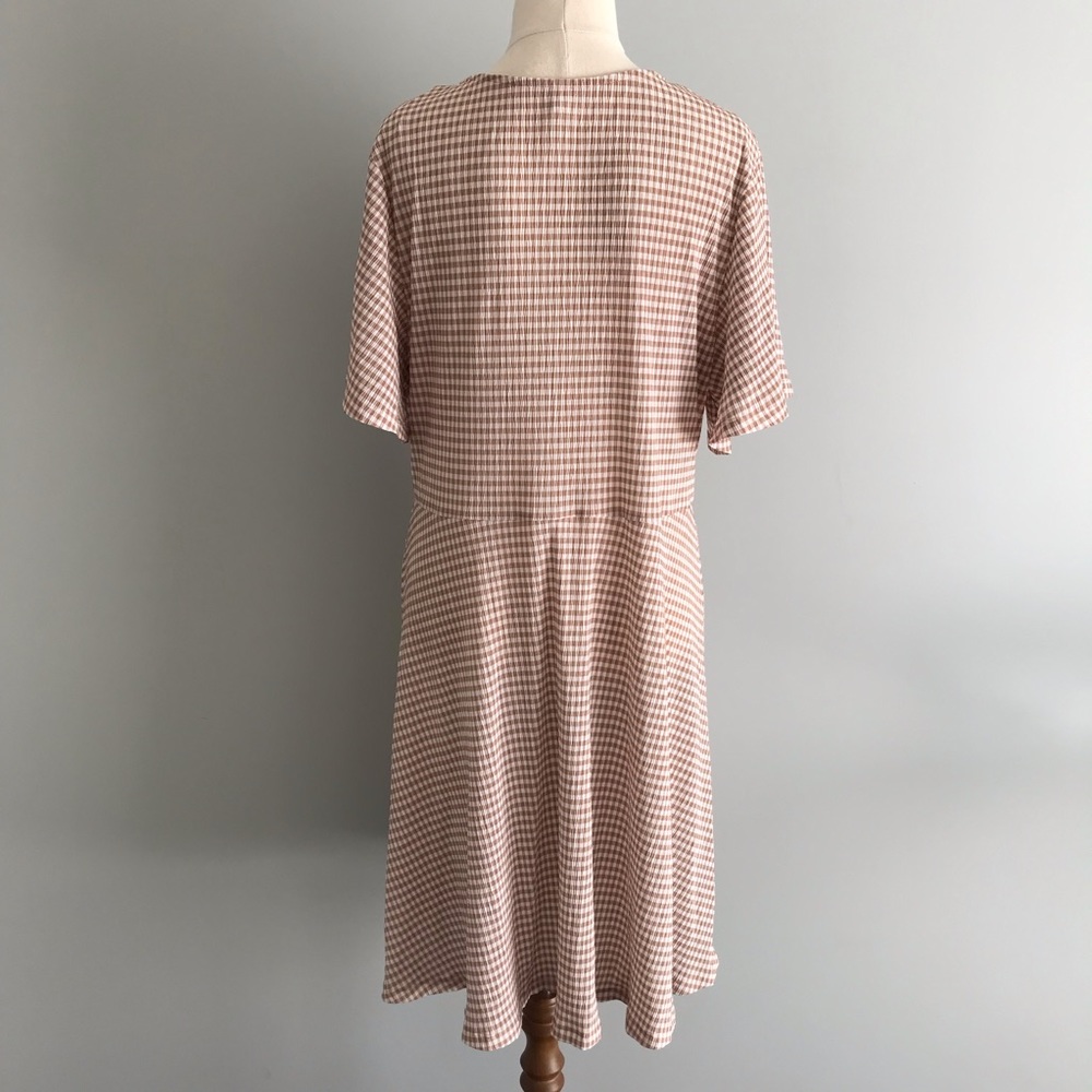 &ME Checked Crinkled Tea Dress Button Front Tan & White Flutter Sleeve - Picture 8 of 13